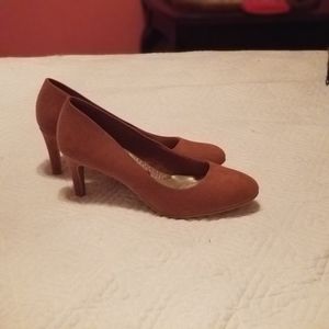 Tan suede pumps NWOT